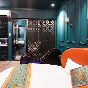 Silk Near Tan Son Nhat Airport Хошимин